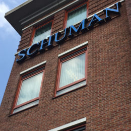 VerlichteGevelreclame_Schuman_Ede